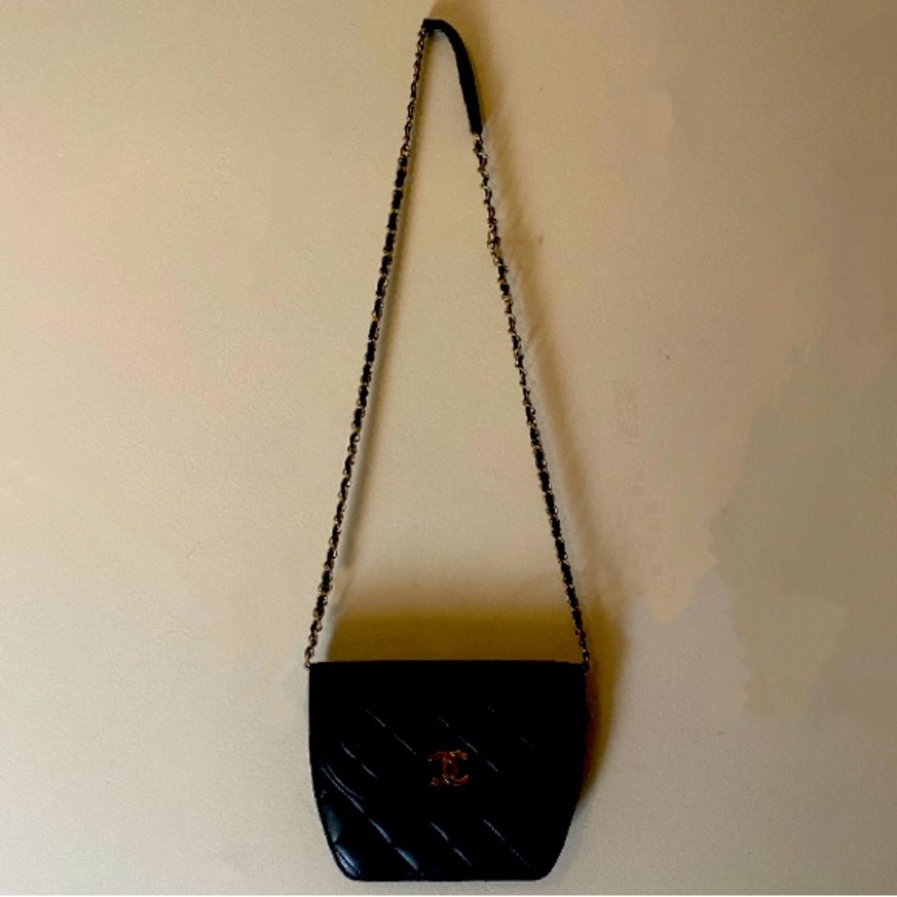 Black Quilted Lambskin Crossbody Chanel bag